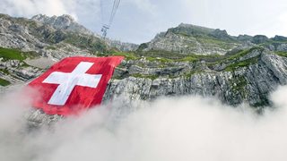 Швейцарците отхвърлиха предложение националните закони да са над международното право