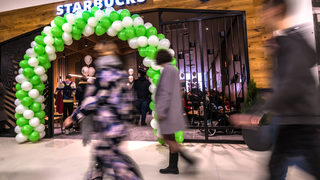 Световноизвестната кафе верига <span class="highlight">Starbucks</span>® откри втория си обект в Пловдив със специални коледни изненади