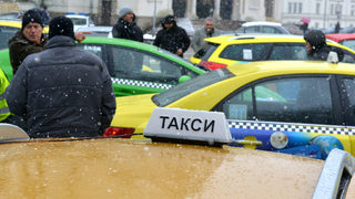 Таксиметрови шофьори в София поискаха минимални <span class="highlight">тарифи</span> и да карат в бус лентите