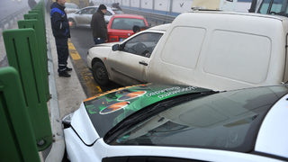 Четирима души бяха ранени при верижна катастрофа с 21 коли в София (обновена)