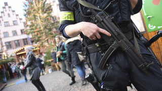 Германската полиция конфискува 850 кг <span class="highlight">фойерверки</span> от 23-годишен мъж