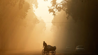 Снимка на деня: Градът, потънал в смог