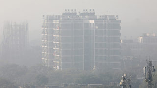 Снимка на деня: Градът, потънал в смог