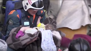 Бебе на 11 месеца бе извадено живо изпод развалините от срутването в Магнитогорск (видео)