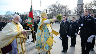 Фотогалерия: Ученик на 18 г. спаси Богоявленския <span class="highlight">кръст</span> във Варна