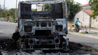 <span class="highlight">ТИР</span> с български шофьор изгоря, след като беше спрян от мигранти край Кале