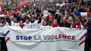 Над 10 хиляди французи протестираха срещу "жълтите жилетки"