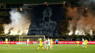 Снимка на деня: Хиляди отдадоха почит към футболиста Емилиано Сала в емоционален мач