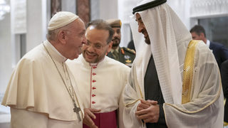 Снимка на деня: Папата пристигна на историческо посещение на Арабския полуостров
