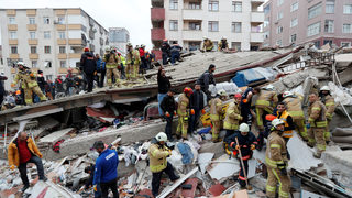 Двама души загинаха след <span class="highlight">срутване</span> на жилищна сграда в Истанбул