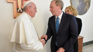 Снимка на деня: Папата и шефът на "Майкрософт" обсъждат изкуствения интелект