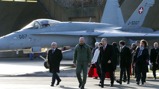 Кратки новини: Президентът наблюдава учение със самолети F/A-18 в Швейцария
