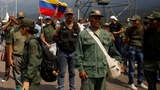 Венецуелската армия не допусна хуманитарната помощ, войници дезертираха в <span class="highlight">Колумбия</span>