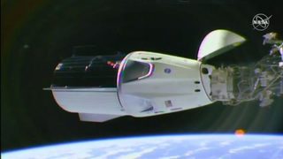 Корабът на SpaceX за астронавти успешно се скачи с орбиталната станция
