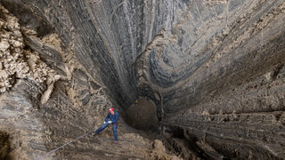 Българи участваха в поставяне на нов рекорд в най-дългата солна пещера в света