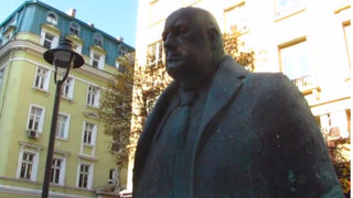 Куха фигура на Борисов със светещи очи се появи за кратко на площад "Гарибалди" (видео)