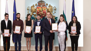Президентът Румен Радев награди победителите в конкурса "Най-важният урок" на <span class="highlight">PwC</span>