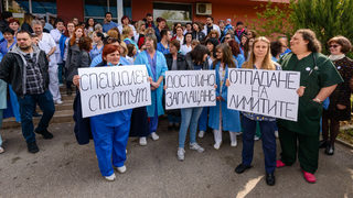 Лекарите от педиатричната болница продължават протестите, ще блокират движението