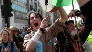 "Бунт срещу унищожението": какво иска протестното екодвижение, разтърсило Лондон