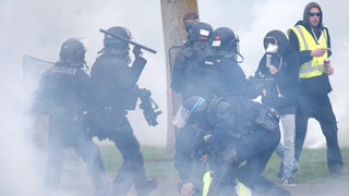 Полицията отблъсна със <span class="highlight">сълзотворен</span> <span class="highlight">газ</span> "жълтите жилетки" в Страсбург