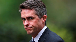 Британският министър на отбраната е уволнен за изтичане на информация
