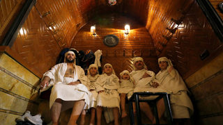 Фотогалерия: Клиентите се завръщат в обществените бани в Сирия