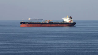 Петролни танкери пострадаха при нападения в Персийския залив