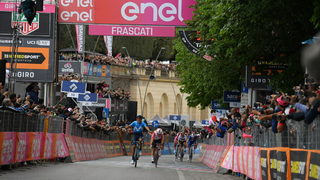Еквадорец взе четвъртия етап в Джирото, Дюмулен загуби повече от четири минути