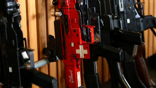 Швейцарците одобриха данъчна реформа и затягане на контрола върху оръжията