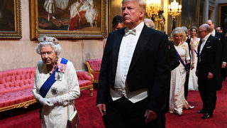 Снимка на деня: Тръмп вдига тост за "великата, велика" <span class="highlight">кралица</span> <span class="highlight">Елизабет</span>