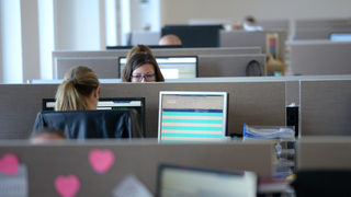 Финансовият надзор поиска от интернет доставчиците да спрат достъпа до 30 сайта