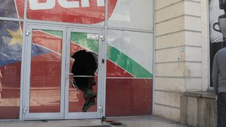 Редакцията на "Дума" осъмна с разбита <span class="highlight">врата</span>