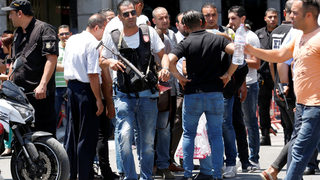 Двама самоубийци се взривиха в <span class="highlight">Тунис</span>, загина полицай