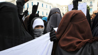 <span class="highlight">Тунис</span> забрани носенето на никаб в институциите