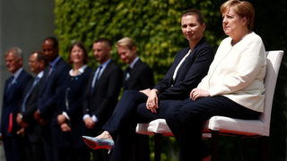 Пристъпите на треперене на Меркел подхранват дебата за предаването на властта