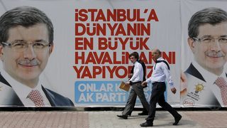 Партията <span class="highlight">на</span> Ердоган е белязана от нещастие, каза бившият премиер Давутоглу