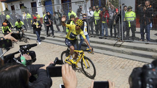 Фотогалерия: Посрещането на първия колумбийски шампион в Тура Еган Бернал