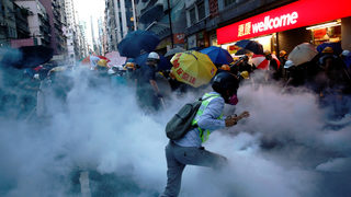 Хиляди демонстранти издигнаха барикади в Хонконг, полицията използва <span class="highlight">сълзотворен</span> <span class="highlight">газ</span>