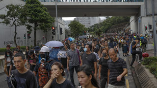 Хонконг се отказа от закона за екстрадицията, Китай обмисля смяна на управата