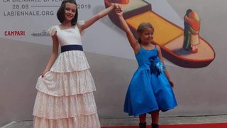 Две български деца <span class="highlight">актриси</span> минаха по червения килим на фестивала във Венеция