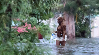 Фотогалерия: Ураганът "<span class="highlight">Дориан</span>" не мърда от Бахамите