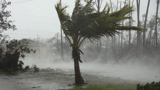 Фотогалерия: Ураганът "<span class="highlight">Дориан</span>" не мърда от Бахамите