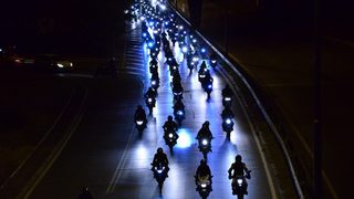 Снимка на деня: <span class="highlight">Мотористи</span> на нощно каране