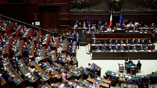 Парламентът в Италия се съгласи броят на депутатите да се намали с над една трета