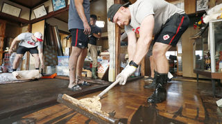 Канадските ръгбисти помогнаха в почистването след тайфуна "Хагибис" в Япония