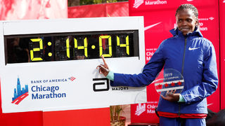 Снимка на деня: Бригид Косгей - новият световен рекордьор в маратона при дамите