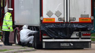 Какво е известно дотук за камиона с десетките загинали край Лондон