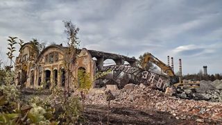 ЖП-заводът падна - поредната беззащитна архитектурна забележителност