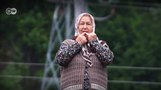 Жители на турско село разговарят с подсвирквания