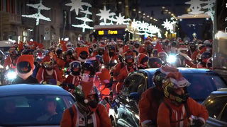 Хиляди <span class="highlight">мотористи</span> се облякоха като Дядо Коледа и раздаваха подаръци